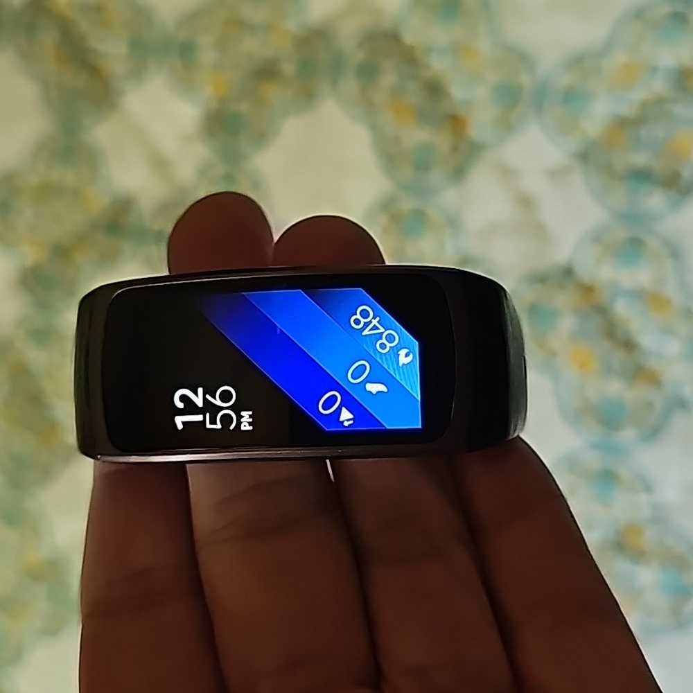 Samsung Gear Fit2 Smartwatch - Picture 3 of 8